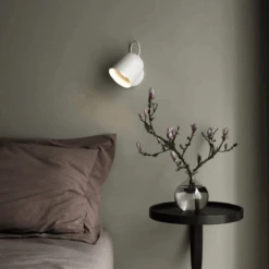 Angle Vegglampe Med USB - Hvit