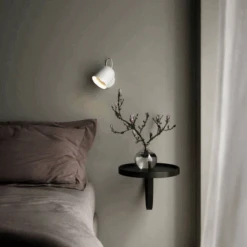 Angle Vegglampe Med USB - Hvit 11 Angle Vegglampe Med USB - Hvit -Lightup Butikk Angle vegglampe med USB Hvit Vegglamper DFTP 2120601001 3