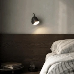 Angle Vegglampe Med USB - Svart