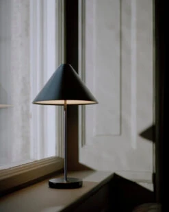 New Works Brolly Bærbar Bordlampe - Svart -Lightup Butikk Brolly baerbar bordlampe Svart Bordlamper New Works Nes 21511 10