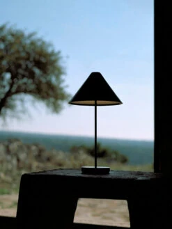 New Works Brolly Bærbar Bordlampe - Svart -Lightup Butikk Brolly baerbar bordlampe Svart Bordlamper New Works Nes 21511 6