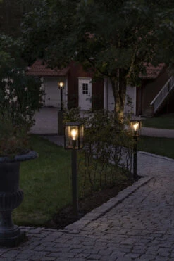 Konstsmide Carpi Stolpe Utendørs 100 Cm IP44 - Svart 12 Konstsmide Carpi Stolpe Utendørs 100 Cm IP44 - Svart -Lightup Butikk Carpi stolpe utendors 100 cm IP44 Svart Utebelysning pullert Konstsmide 7350 750 4