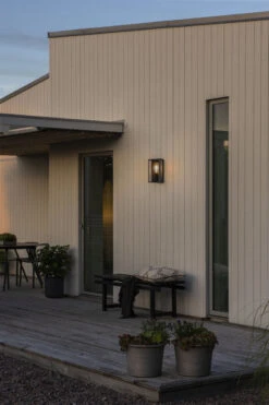 Konstsmide Carpi Vegglampe Utendørs IP44 - Messing -Lightup Butikk Carpi vegglampe utendors IP44 Messing Utebelysning vegg veggskjold Konstsmide 7347 800 7