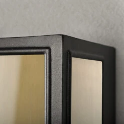 Konstsmide Carpi Vegglampe Utendørs IP44 - Svart/Messing -Lightup Butikk Carpi vegglampe utendors IP44 SvartMessing Utebelysning vegg veggskjold Konstsmide 7347 758 5