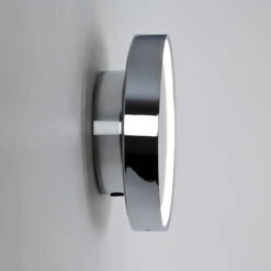 Catena Sminkespeil 12,4W LED 3000K 5x Forstørring IP44 - Polert Krom -Lightup Butikk Catena sminkespeil 124W LED 3000K 5x forstorring IP44 Polert Krom Baderomsbelysning sminkespeil Astro Lighting Asg 1137003 3