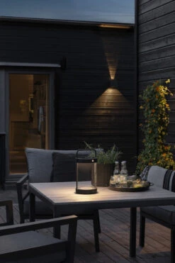 Konstsmide Crotone Lanterne Bord/gulv 30 Cm IP54 Oppladbar USB/Solcelle - Svart -Lightup Butikk Crotone lanterne bordgulv 30 cm IP54 oppladbar USBSolcelle Svart Utebelysning Hagebelysning Konstsmide 7822 750 3