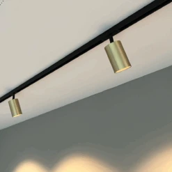 Designline Tube Pro Komplett 1.9 Meter Spotskinne Med 4 Spotter GU10 - Svart/Messing -Lightup Butikk Designline Tube Pro komplett 1 9 meter spotskinne med 4 spotter GU10 SvartMessing Spotskinner 230V Antidark 3 311 20 24 311 01 22 312 01 4 4