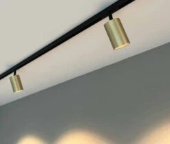 Designline Tube Pro Komplett 1.9 Meter Spotskinne Med 5 Spotter GU10 - Svart/Messing -Lightup Butikk Designline Tube Pro komplett 1 9 meter spotskinne med 5 spotter GU10 SvartMessing Spotskinner 230V Antidark 3 311 20 24 311 01 22 312 01 4 5 3