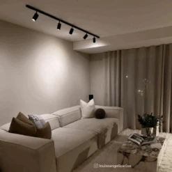 Designline Tube Komplett 1.9 Meter Spotskinne Med 5 Spotter GU10 - Svart -Lightup Butikk Designline Tube komplett 1 9 meter spotskinne med 5 spotter GU10 Svart Spotskinner 230V Antidark 2 311 01 23 311 00 23 311 20 24 311 01 25 3