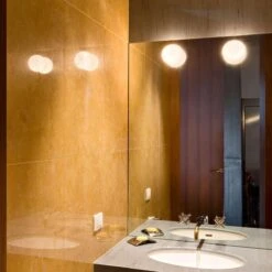 Flos Mini Glo-Ball C/W For Speilmontering -Lightup Butikk Flos Mini Glo Ball CW for speilmontering Baderomsbelysning vegglamper Flos Fls F4190009 5 070e1f08