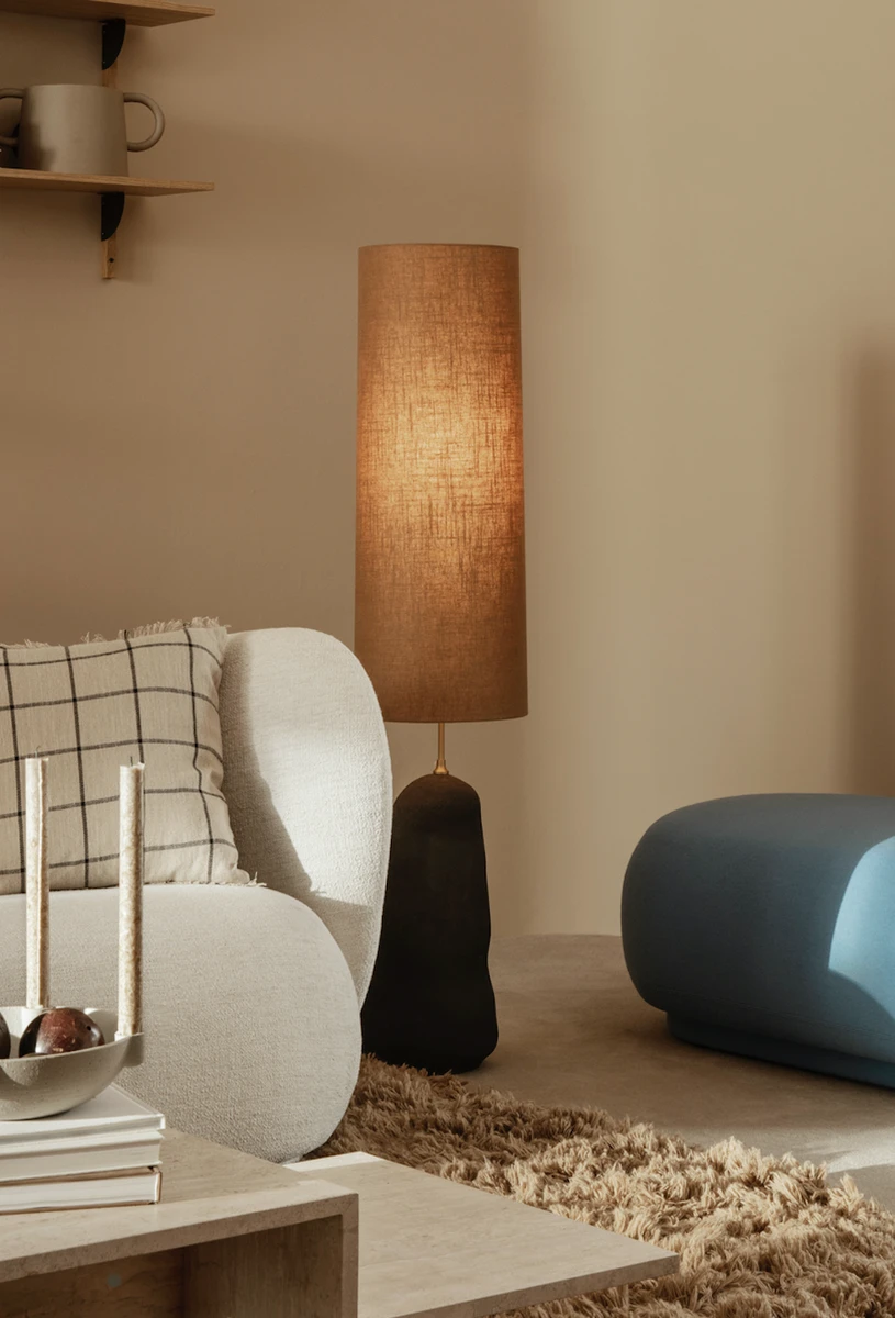 Ferm LIVING Hebe Gulvlampe Mørk Grå/Curry 3 Ferm LIVING Hebe Gulvlampe Mørk Grå/Curry