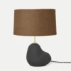 Ferm LIVING Hebe Bordlampe Small Mørk Grå/Curry -Lightup Butikk Hebe bordlampe Small mork graCurry Bordlamper Ferm Living Feg 100551101100353302 1