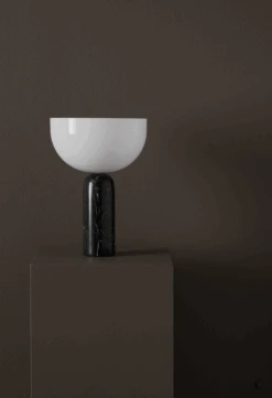 New Works Kizu Bordlampe - Svart Marmor - S