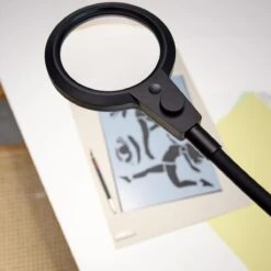 Magni Klips Bordlampe Med Forstørrelsesglass -Lightup Butikk Magni klips bordlampe med forstorrelsesglass Gulvlamper Halo Designs 5705639747719 5