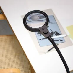 Magni Portabel Oppladbar Bordlampe Med Forstørrelsesglass -Lightup Butikk Magni portabel oppladbar bordlampe med forstorrelsesglass Bordlamper Halo Designs 5705639747689 3