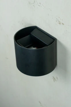 Mars Vegglampe Opp/ned Utendørs IP54 LED - Svart -Lightup Butikk Mars vegglampe oppned utendors IP54 LED Svart Utebelysning vegg opp og ned Dyberg Larsen DL 1114 2