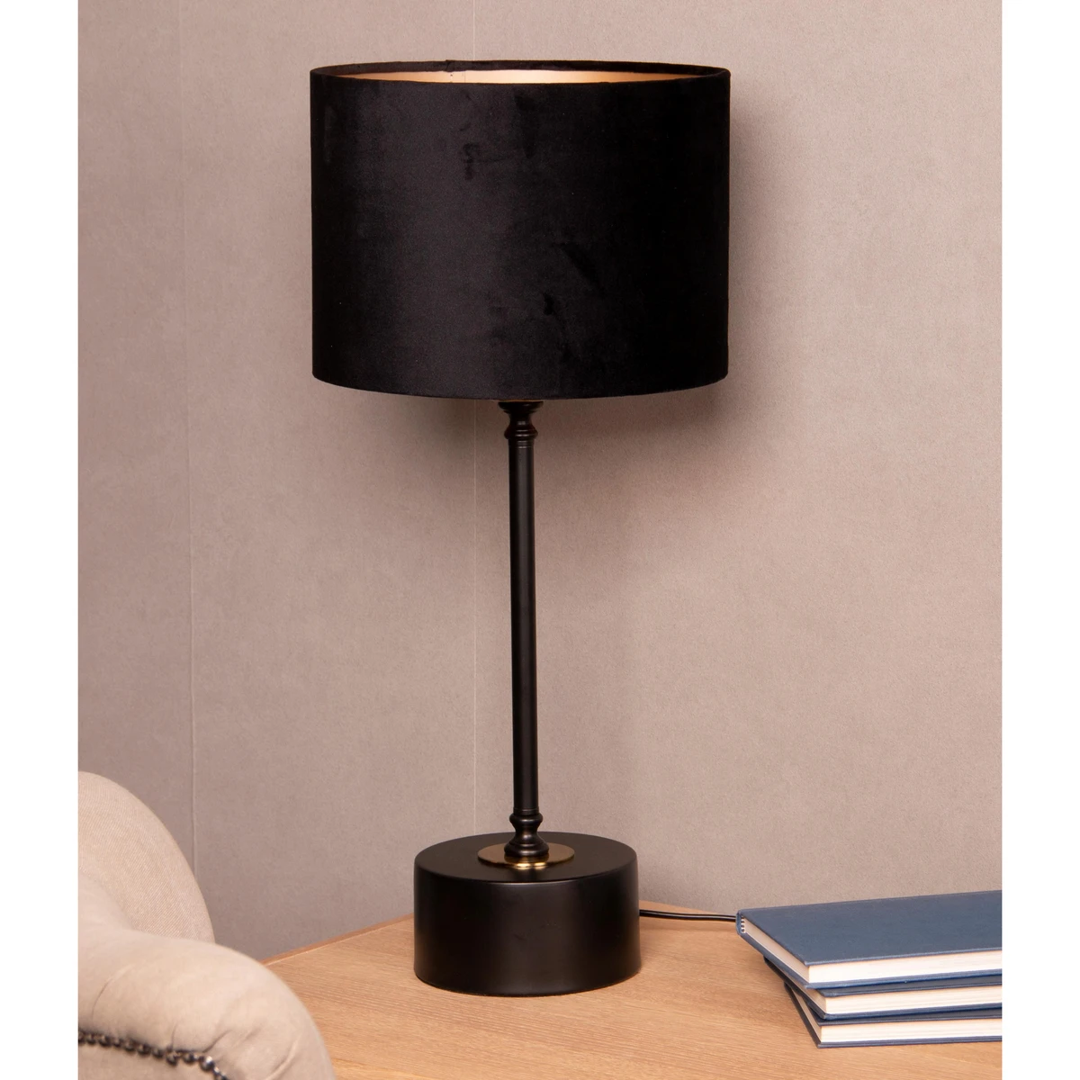 Merida Bordlampe 54 Cm Med Velour Lampeskjerm - Svart/Messing 6 Merida Bordlampe 54 Cm Med Velour Lampeskjerm - Svart/Messing - Bilde 4