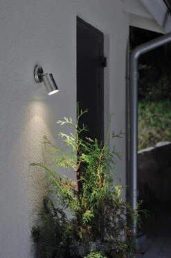 Konstsmide Modena Vegglampe Ned M/tilt - Rustfritt Stål -Lightup Butikk Modena vegglampe ned mtilt rustfritt stal Utebelysning vegg opp og ned Konstsmide 7598 000 3