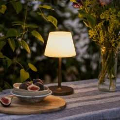 New Northern Bordlampe Oppladbar Utendørs IP44 2W - Hvit/Antikk Kobberfarget -Lightup Butikk New Northern bordlampe oppladbar utendors IP44 2W HvitAntikk kobberfarget Bordlamper Halo Designs 5705639800940 4