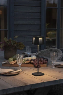 Konstsmide Nice Bordlampe 36 Cm IP54 Oppladbar USB - Svart -Lightup Butikk Nice bordlampe 36 cm IP54 oppladbar USB Svart Utebelysning Hagebelysning Konstsmide 7818 750 3