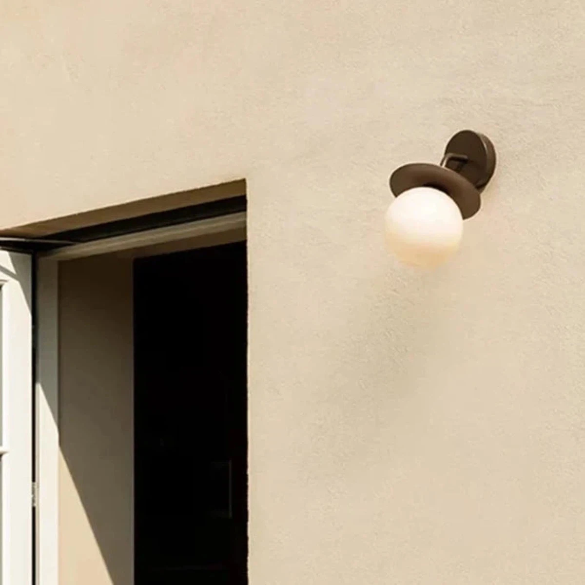 Nuura Liila Utendørslampe - Bronse/opal 4 Nuura Liila Utendørslampe - Bronse/opal - Bilde 2