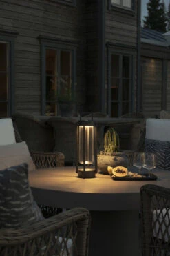 Konstsmide Otranto Lanterne Bord/gulv 44 Cm IP54 Oppladbar USB - Svart -Lightup Butikk Otranto lanterne bordgulv 44 cm IP54 oppladbar USB Svart Utebelysning Hagebelysning Konstsmide 7823 750 3