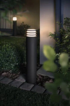 Philips Hue Outdoor Lucca Pullert, Antrasitt -Lightup Butikk Philips Hue Outdoor Lucca pullert antrasitt Utebelysning pullert Philips Hue 915005561401 3