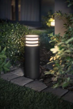Philips Hue Outdoor Lucca Pullert Mini, Antrasitt -Lightup Butikk Philips Hue Outdoor Lucca pullert mini antrasitt Utebelysning pullert Philips Hue 915005561301 3