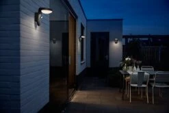 Philips Tyla Vegglampe 1,2W 3000 Kelvin IP44 Solcelledrevet Med Dag/natt Og Bevegelses Sensor -Lightup Butikk Philips Tyla vegglampe 12W 3000 Kelvin IP44 solcelledrevet med dagnatt og bevegelses sensor Utebelysning vegg klassisk Philips 929003260301 8