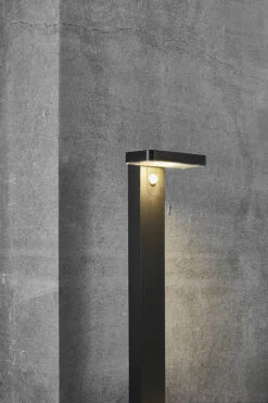 Nordlux Rica Square Pullert Solcelle M/bevegelse Sensor - Svart -Lightup Butikk Rica Square pullert solcelle mbevegelse sensor Svart Utebelysning pullert Nordlux 2118178003 7