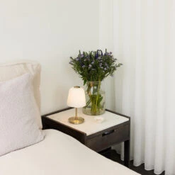 Room 49 Bordlampe Oppladbar IP54 - Opal/Antikk Messing