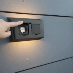 Søgne Vegglampe Utendørs Opp/ned Lys IP44 10W M/dobbel Stikkontakt - Dimbar