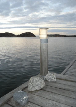 Stockholm Pullert 1464 Opalglass - Galvanisert Stål -Lightup Butikk Stockholm pullert 1464 opalglass Galvanisert stal Utebelysning pullert Norlys 3185434 5