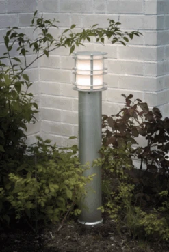 Stockholm Pullert 1464 Opalglass - Galvanisert Stål -Lightup Butikk Stockholm pullert 1464 opalglass Galvanisert stal Utebelysning pullert Norlys 3185434 6