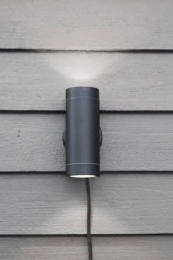 Markslöjd Sylinder Vegglampe Svart - Garden 24 - Svart 10 Markslöjd Sylinder Vegglampe Svart - Garden 24 - Svart -Lightup Butikk Sylinder vegglampe Svart Garden 24 Svart Utebelysning Garden 24 Markslojd Mrk 108169 4