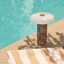 Trip Oppladbar Bordlampe - Dark Emperador Brun Marmor/Hvit Skjerm