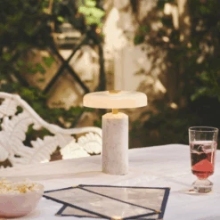 Trip Oppladbar Bordlampe - Hvit Marmor/Hvit Skjerm