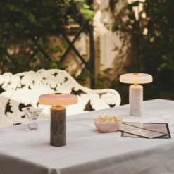 Trip Oppladbar Bordlampe - Sølv Marmor/Rosa Blank Skjerm -Lightup Butikk Trip oppladbar bordlampe Solv marmorRosa blank skjerm Bordlamper Design by Us Des 21203 7