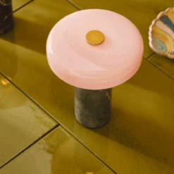 Trip Oppladbar Bordlampe - Sølv Marmor/Rosa Blank Skjerm -Lightup Butikk Trip oppladbar bordlampe Solv marmorRosa blank skjerm Bordlamper Design by Us Des 21203 8