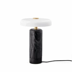 Trip Oppladbar Bordlampe - Sort Marmor/Hvit Skjerm -Lightup Butikk Trip oppladbar bordlampe Sort marmorHvit skjerm Bordlamper Design by Us Des 21205 6