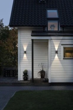 Konstsmide Vidar Vegglampe Utendørs Opp/ned 2x5W - Svart/Sølv -Lightup Butikk Vidar vegglampe utendors oppned 2x5W SvartSolv Utebelysning vegg opp og ned Konstsmide 425 753 3